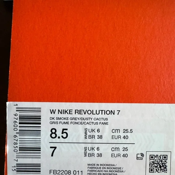 Nike Revolution 7 in Smoke Grey and Dusty Cactus - Picture 2 of 4